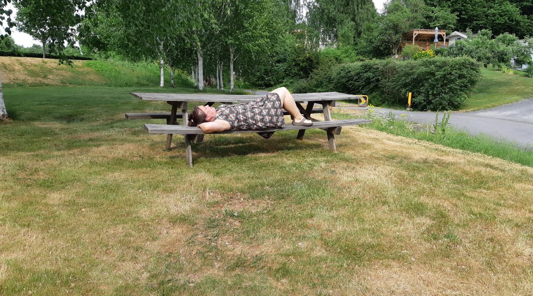 Jeg hviler på en benk i varmen